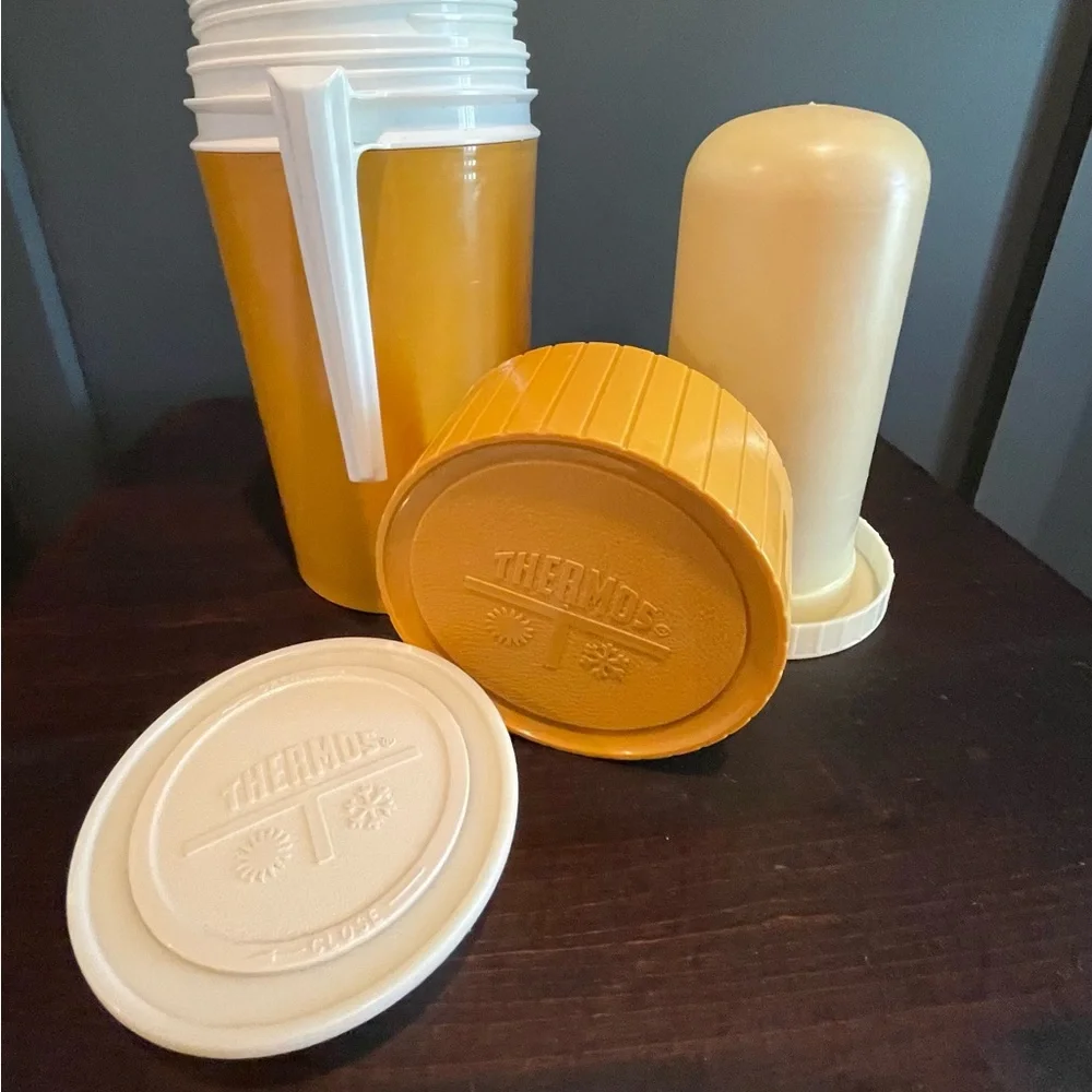 Vintage Thermos pint size mustard yellow‎ handle hot or cold